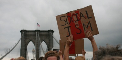 Andra Mihali – Occupy socialism, Brooklyn Bridge, 1 de outubro de 2011. Alguns direitos reservados.