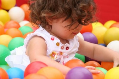 Criança a brincar. Fotografia: Marília Melhado/Wiki Commons