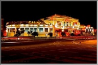 Imagem noturna do casino da Póvoa