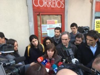 Catarina Martins a falar à imprensa à porta dos CTT